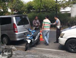 Respon Cepat Polsek Simokerto Tangani Korban Laka Karena Tumpahan Oil di Jalan