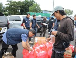 Berkah Ramadan, Polres Pelabuhan Tanjung Perak Berbagi 300 Paket Takjil di Pelabuhan GSN dan Jalan Jakarta Surabaya