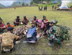 Bersama Rakyat Sampai Akhir: TNI Hadiri Tradisi Bakar Batu, Bukti Cinta di Tanah Papua