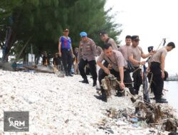 Polri Presisi untuk Lingkungan: Aksi Bersih Pantai Polres Pelabuhan Tanjung Perak Sambut Hari Bhayangkara ke-79